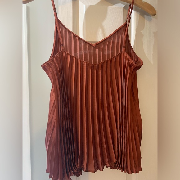 Banana Republic pleated tank size small - Picture 3 of 5